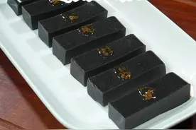 家人们注意看，把黑芝麻放入破壁机里面搅一搅，出锅就是广东茶楼桌桌必点的招牌美食，软糯Q弹，十分的好吃，而且做法呢，非常简单，下面我就把详细配比分享给大家#芝麻糕视频封面
