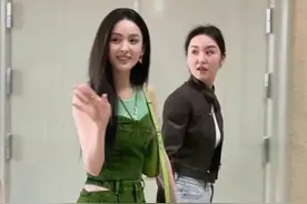 #娜扎回母校路透生图 #路人视角下的娜扎生图 路人原相机镜头下的真实美貌好漂漂啊~#娜扎回母校视频封面