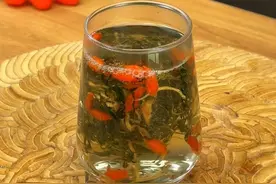 艾草姜丝茶 “春天吃艾草，全年身体好”，今天我就用艾草跟大家分享我们农村老一辈人传统保留下来的艾草姜丝茶，真的好到说不完 #艾草姜丝茶  #生活小妙招  #美食视频封面