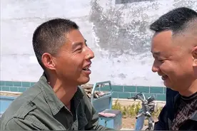 在我们山东农村盖屋上梁是件大喜事 一家上梁全村热闹 这种传统的习俗越来越少了@延大海的幸福生活 #书法 #延大海写字 #上梁大吉 #这是高手 #视频封面