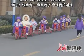 #幼儿园校内的士站开张啦  ，大班同学持证上岗，轮流开车去校门口接小班同学~。家长：孩子现在上学非常主动。孩子：快点走，一会儿晚了，今儿我拉活儿。视频封面