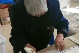 全程无加速！98岁义乌老奶奶做手工动作熟练，丝毫不输年轻人！（供稿：义乌融媒体）视频封面