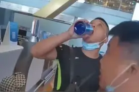 白酒开封了不能托运，觉得扔掉太可惜，#6男子机场内接力喝完1斤白酒视频封面
