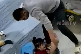 爸爸带娃名场面+1！#爸爸一把将娃拽进洗脚盆 ，妈妈：知道他不靠谱，没想到他这么不靠谱！#原谅我不厚道的笑了 #亲子日常视频封面