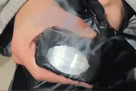 3月20日（发布） 江苏 “听说相机闪光灯很厉害？”打开瞬间 黑色塑料袋立马烧出一个大窟窿，网友：这得要多大功率的设备啊？#闪光灯视频封面