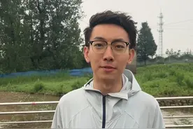 7月27日0时30分，北京市水文总站升级发布洪水红色预警。北京广播电视台记者连夜赶赴怀柔区大水峪村，现场可以看到桥被河水淹没，水上涨了两米左右。雨虽停，但预警未解除，许重视暴雨带来的次生灾害，呼吁游客不要随意进山。（记者 孙腾 赵博宇 张高栋）
