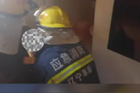 男子将门反锁喝药轻生，危急时刻消防员破门营救 #辽宁消防 @阜新消防 #消防救援 视频封面