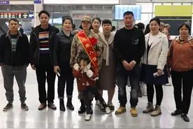 一人当兵，全家光荣。新兵入伍全家9口人赶来相送 #贺州 #当兵 #入伍视频封面