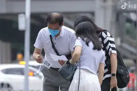 “当我快要忘记你时，我也不会忘记爱你”。视频封面