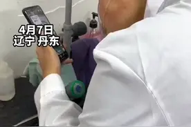 女生做化学实验，不小心将浓硫酸蹭脸上，边冲水边淡定玩手机#这操作都看傻了 #开眼界了 #万万没想到视频封面