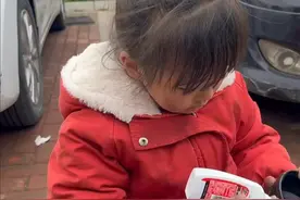 8岁女孩上街擦鞋给弟弟挣医药费 #懂事的孩子 #心酸的一幕 #社会百态 （视频来源:@莫扎克 ）07视频封面
