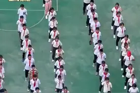 一学生体锻课上突然晕倒 1分钟内无人上前查看 学校通报：已成立工作专班调查视频封面