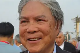 #霍震霆带着两儿子观礼九三阅兵  ：很激动，作为中国人真的很光荣！霍启刚发文：我们必须铭记历史，这一切都是来之不易的！强大的军队向世界展示了我国的底气！