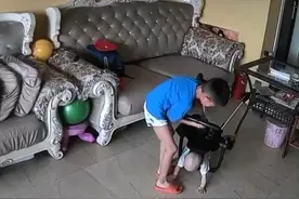 哥哥用婴儿车遛弟弟时突然侧翻，一个全力扶一个手撑地，弟弟：要不你还是让我趴着吧……#哥哥带娃视频封面