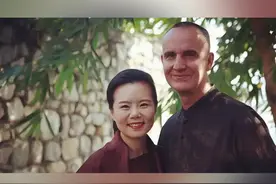 龚琳娜宣布离婚，结束二十年婚姻 10月13日下午，女高音歌唱家龚琳娜通过社交平台发文，官宣了其与丈夫——德国艺术家老锣离婚的消息。两人于2004年结婚，走过了二十年的婚姻生活。一人作曲，一人演唱，两人打造了不少艺术作品，一度被传为佳话，没想到这段姻缘也走到了尽头。#龚琳娜 #老锣 #歌唱家 #作曲家 #忐忑