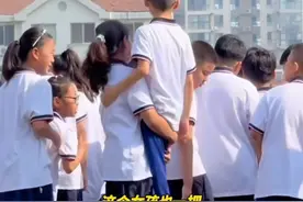 好有爱的一幕，三年级男生蹦跳着观看毕业典礼， 被身边高个女孩霸气抱起 #有爱的一幕 #毕业典礼视频封面