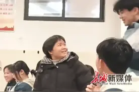 2月21日发布，#男生毕业后重回母校看望老师  ，扮成班上学生给老师惊喜，老师惊讶大笑：你怎么来了！视频封面