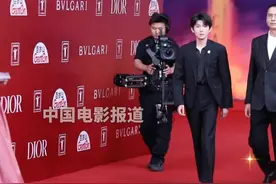 电影《盗火者》剧组亮相#第二十六届上海国际电影节 红毯仪式 演员#王源 分享角色创作感受视频封面