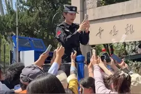 南京鸡鸣寺樱花盛开人流密集，在“最佳打卡点”的民警忙了起来，游客争先请民警帮忙拍照。视频封面
