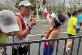 3月23日，湖北武汉，#武汉市民给马拉松选手送肉圆子藕夹 ，选手：美味，这不吃太亏了。#武汉马拉松补给肉丸藕夹配手冲咖啡视频封面