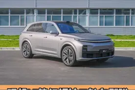 理想L7等红灯被三轮车剐蹭 车主：现在对方不予赔偿我#理想#理想l7#汽车事故#汽车知识视频封面