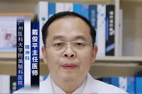 帕罗西汀的功效和作用 #涨知识 帕罗西汀是指盐酸帕罗西汀，盐酸#帕罗西汀 的功效和作用主要包括治疗各种类型的抑郁症、强迫症、惊恐障碍、社交焦虑障碍等。
1、治疗各种类型的抑郁症。盐酸帕罗西汀片属于一种选择性5-羟色胺再摄取抑制剂，具有抗抑郁的功效，也具有一定的镇静作用，在一定程度上还可以改善焦虑症、社交恐惧症等疾病引起的情绪不稳定，患者可以在医生的指导下使用该药物进行治疗，通常具有一定的作用。
2、强迫症。强迫症的发病原因与遗传因素、心理社会因素等有一定关系，患者可能会出现强迫观念、强迫行为等症状。盐酸帕罗西汀具有一定的抗强迫作用，患者可以在医生指导下使用该药物进行治疗，从而改善强迫症的症状。
3、惊恐障碍。惊恐障碍是以恐惧症状为主要表现的一种精神障碍，患者可能会出现强烈的恐惧感、心慌、呼吸急促等症状。盐酸帕罗西汀具有一定的镇静作用，患者也可以遵医嘱使用该药物进行治疗，从而改善惊恐障碍引起的不适症状。
4、社交焦虑障碍。社交焦虑障碍是指在社交场合出现不合理的紧张或恐惧心理，并因此而尽量回避社交行为的一种心理障碍，可能与遗传因素、心理社会因素等原因有关，患者可能会出现紧张、焦虑、恐惧等症状。盐酸帕罗西汀具有抗焦虑的作用，患者可以在医生的指导下使用该药物进行治疗，从而改善社交焦虑障碍的症状。
5、其他功效和作用。盐酸帕罗西汀还具有改善心情、治疗痛经等功效和作用。患者在使用药物时，需要严格遵医嘱，不可私自盲目使用，以免出现药物不良反应，损害身体健康。#dou来说健康 @创作灵感小助手视频封面
