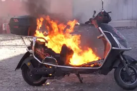 电车车主有福了 奇效！锂电池专用灭火器 只需20秒全部歼灭（记者:新华）#电动车 #灭火器 #电动车视频封面