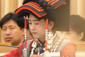 看！五颜六色的民族，五彩缤纷的贵州，把文化穿在身上的民族自信。 #开放日上的多彩贵州风 #多彩贵州就是要丰富多彩  #2025全国两会  #两会时光视频封面