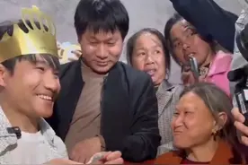 越发刚6岁走失，23年后回国认亲。认亲现场的一幕幕令杜小华感触颇多：“越发刚是个很懂事的孩子，他说我长大了，我回来了，我要让父母过得好一点，不再受苦。他这一生经历了很多的坎坷，即便是这样，对父母还是有着极深的感情。我多么希望我的小米奇也能时时刻刻的想到我。”视频封面