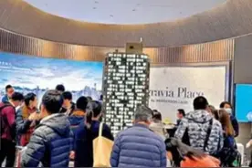 “撤辣”后的首个周末，香港楼市“爆”了！部分新盘数小时售罄，二手房成交量创一年新高。有内地买家斥资近1亿扫货香港楼市视频封面