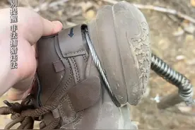 女子去山上看风景
意外踩到捕兽陷阱
“很紧！还好只是鞋被套住了”视频封面