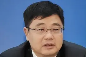 9月6日，据广东检察消息，广东省农业农村厅原党组副书记、厅长顾幸伟（正厅级）涉嫌受贿罪一案，经广东省人民检察院指定管辖，由珠海市人民检察院依法向珠海市中级人民法院提起公诉。检察机关在审查起诉阶段，依法告知了被告人顾幸伟享有的诉讼权利，并依法讯问了被告人，听取了辩护人的意见。珠海市人民检察院起诉指控：2004年至2022年，被告人顾幸伟利用担任广东省委政策研究室协调发展研究处处长、广东省委原农办副主任、广东省原农业厅副厅长、广东省政府秘书长、广东省农业农村厅厅长等职务上的便利，为他人谋取利益，非法收受他人财物，数额特别巨大，依法应当以受贿罪追究其刑事责任。#广东反腐 #广东 #反腐 更多视频，关注@南方新闻网视频封面