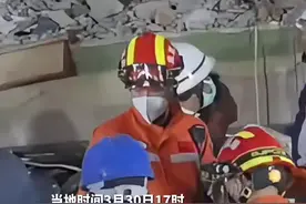 中国救援队在曼德勒长城饭店开展救援。 视频封面