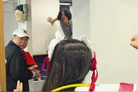 香港公映前夕周星驰cos哪吒，盘点饺子导演设计哪吒名场面致敬星爷视频封面