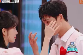 #孟子义给李昀锐擦脸  心意相通测试中，@孟子义  和@李昀锐Lin  默契选择了愿意继续搭档。两人回到座位上后，孟子义贴心帮李昀锐擦掉脸上的东西。我们的昭昭墨墨真的是太有爱啦~视频封面