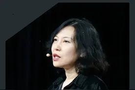 诗人、导演兼编剧尹丽川分享了母亲身份和女性自我身份之间的内在冲突。她结合个人经历和电影《出走的决心》情节，阐述了母亲身份不应被捆绑在完美奉献的框架中，过度歌颂母亲导致了对母亲角色的完美化期待。#大有学问  #天下女人国际论坛   #出走的决心#尹丽川视频封面