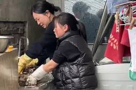 万万没想到！过年杀鸭帮抓着，结果鸭子喷翔把10岁妹妹整“yue”了。姐姐：本来叫我去的，我被吓哭了  #年是什么 #2024美好中国年视频封面