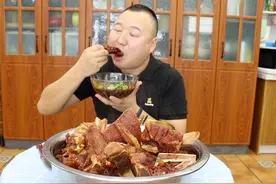 天冷了，老丈人送来11斤牛大骨，阿强做清炖牛大骨，大口吃肉！视频封面