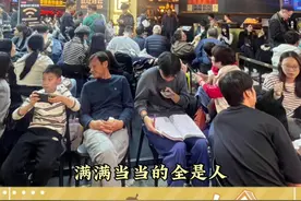 #排队是对美食的专属致敬 一生爱吃的中国人委屈了啥，都不能委屈了这张嘴！视频封面