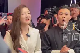 奥运冠军陈梦现身上海AWE展 ，一袭白西装气质优雅 与粉丝亲切互动，现场体验水转印技术DIY球拍漆扇。#陈梦 #陈梦现身上海awe展diy球拍漆扇 #上海dou知道视频封面