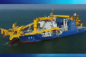 上海交大78岁院士，和年轻人造大船建海岛 到2035年建成教育强国，是党中央作出的重要决策部署，是习近平总书记念兹在兹、殷切期盼的“国之大者”。教育系统牢记嘱托，砥砺奋进，奋力书写教育强国建设支撑引领中国式现代化的新篇章。日前，教育部新媒体矩阵推出“奋进在教育强国大路上——沿着总书记指引的方向砥砺前行”专栏，展示教育系统加快建设教育强国的生动实践。
今天，“奋进在教育强国大路上——沿着总书记指引的方向砥砺前行”专栏之“我与教育强国共成长”系列，一起走近上海交通大学造船人“向海图强”的奋斗历程——视频封面