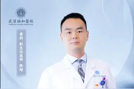 爹爹腰疼的起床很困难,先吃药不行再打封闭针! #纤维环破裂 #腰椎间盘突出 #腰疼 #打封闭 #硬核健康科普行动视频封面