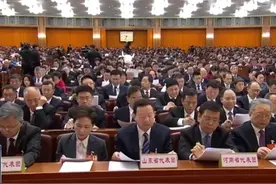 政府工作报告：制定实施教育强国建设三年行动计划  扩大高中阶段教育学位供给  逐步推行免费学前教育视频封面