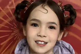 说青岛话的外国小嫚来拜年啦，说话“看人下菜碟”跟爸妈姥爷说话自动切换不同“语言系统”