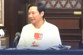 雷军谈AI换脸拟声：建议填补立法空白 全国人大代表，小米集团创始人雷军建议，针对“AI换脸拟声”等某一代表性问题，探索推出人工智能领域单行法，明确应用边界红线，完善侵权证据认定规则，加大对利用人工智能技术实施犯罪行为的处罚力度。雷军本人也是受害者，去年国庆期间，一批以“雷军”的声音为配音的视频在社交媒体上快速传播，网友调侃“国庆7天被‘AI雷军’骂了8天” 。#雷军视频封面
