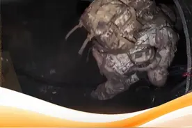 据俄罗斯媒体披露，俄军8日对位于库尔斯克的乌军发动了一场“管道突袭”。从俄媒曝光的画面看，数百名俄特种兵从废弃的地下天然气管道中钻出，从乌军后方发动了突袭。报道称，这些俄军士兵在这条弃用的天然气管道中行进了15公里，潜伏数日，等待攻击时机。【俄军发动“管道突袭”：爬行15公里 潜伏数日】#俄乌冲突#视频封面