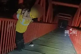 女子凌晨满身酒气独自站在天桥外，外卖小哥多看了一眼发现不对劲！一把紧紧抓住她将其抱上来……视频封面