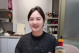能大半夜不嫌累的给你做饭热菜 得妻如此，夫复何求#国民白酒老村长 #老村长酒 #给蛇年把快乐满上视频封面