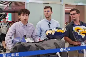 8月6日，黑龙江哈尔滨，马库斯与好友松松、士杰再次抵达。一起捐赠日军侵华照片后，他们收到回赠（青花瓷U盘）。“这是新的任务，让全世界的人都能看到。”#法国小伙马库斯一行抵达哈尔滨 #媒体精选计划