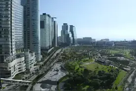 广州男子拍到“时空裂缝”，在空中发出耀眼光芒，这究竟是什么？视频封面